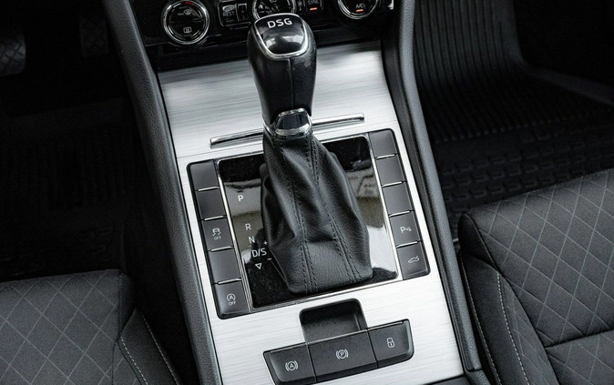 Skoda Superb cena 96850 przebieg: 115590, rok produkcji 2019 z Rudnik nad Sanem małe 704